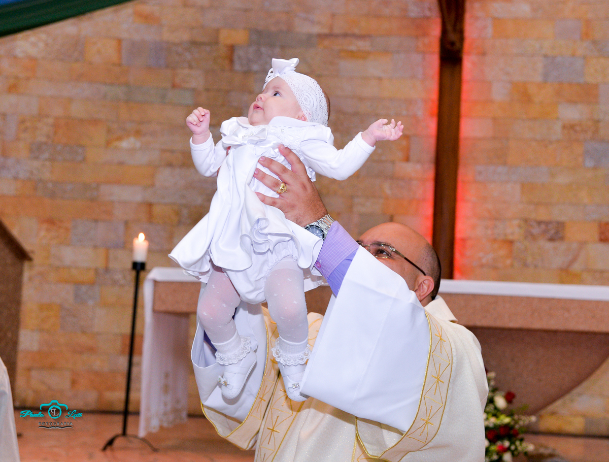 APRESENTAÇÃO DE LIVA PELO PADRE A TOADA A IGREJA  