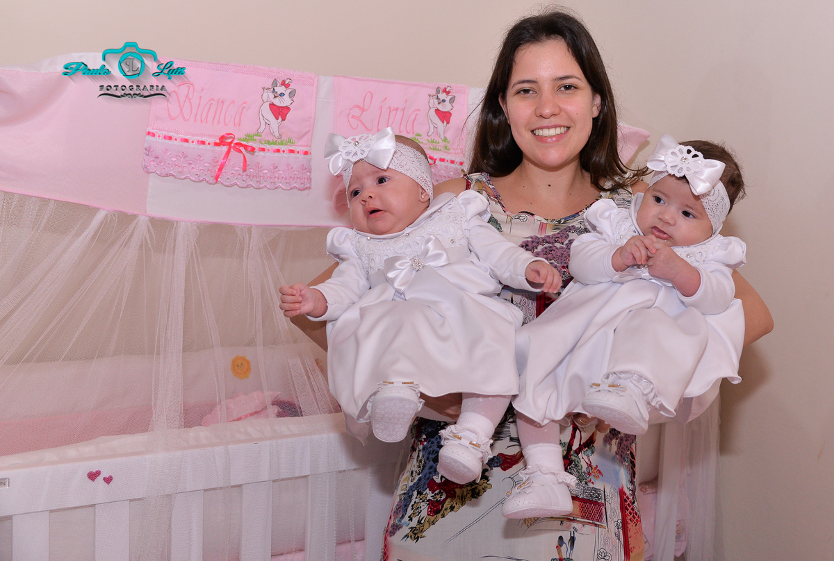 A MAMAE CAMILA COM SUAS FILHA NO COLO BIANCA E LIVIA