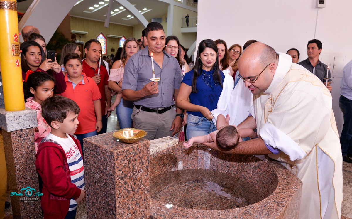BIANCA SENDO BATIZADA 