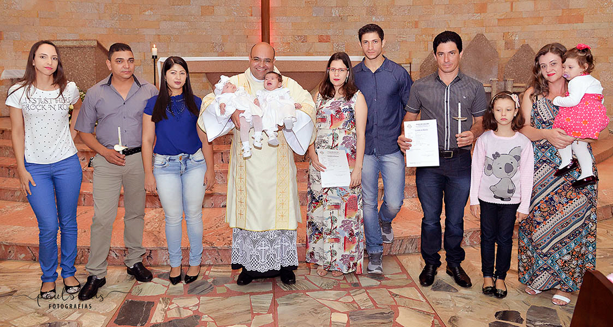 A FOTO OFICIAL COM O PADRE DEPOIS DO BATISMO.