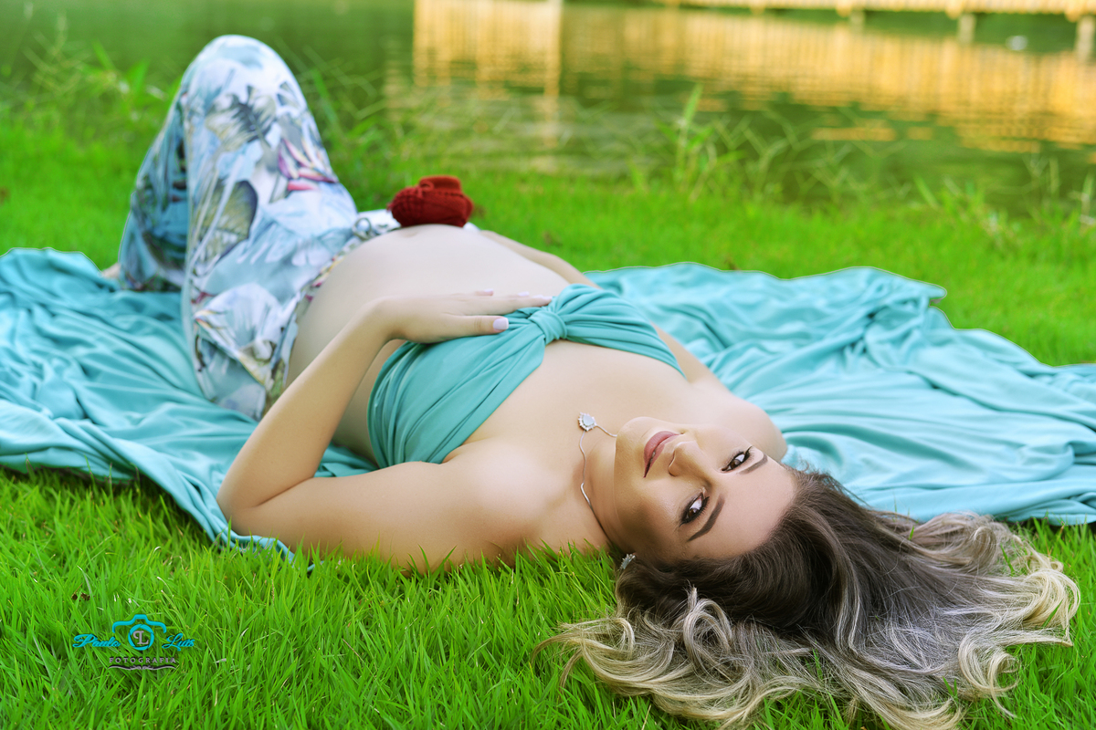 gestante  linda deitada na grama !