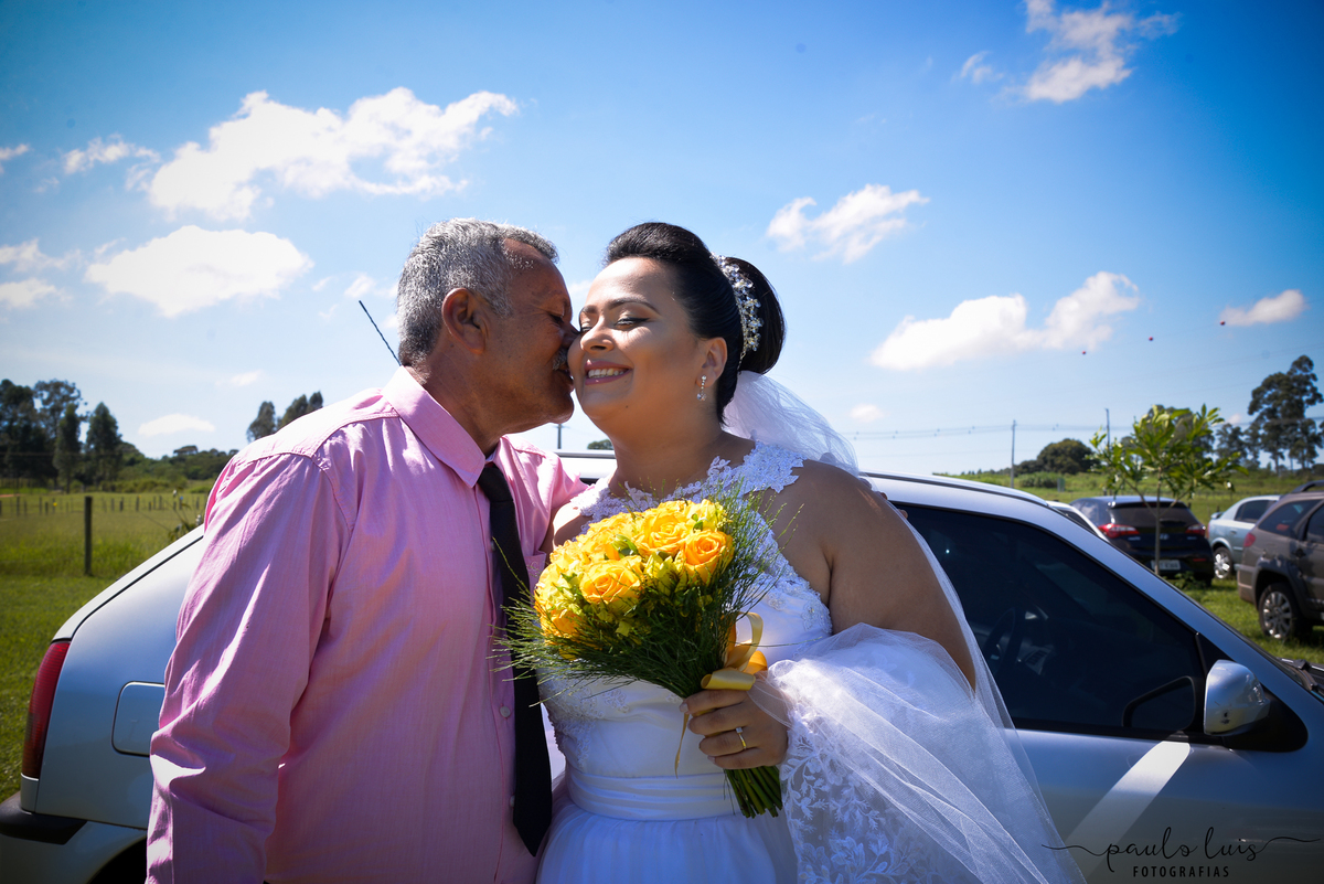 O BEIJO DO PAPAI MINUTOS ANTES DO CASAMENTO 