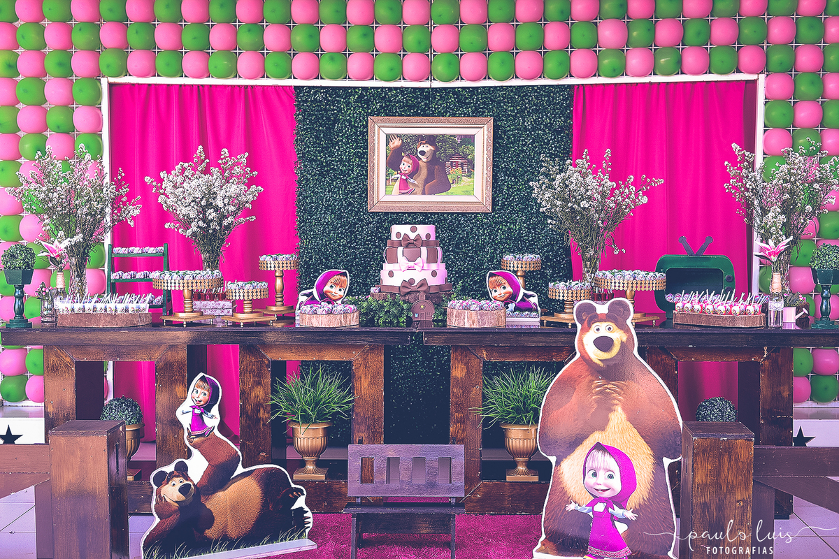 O LINDO PAINEL COM A MESA DO BOLO E OS DOCINHO 