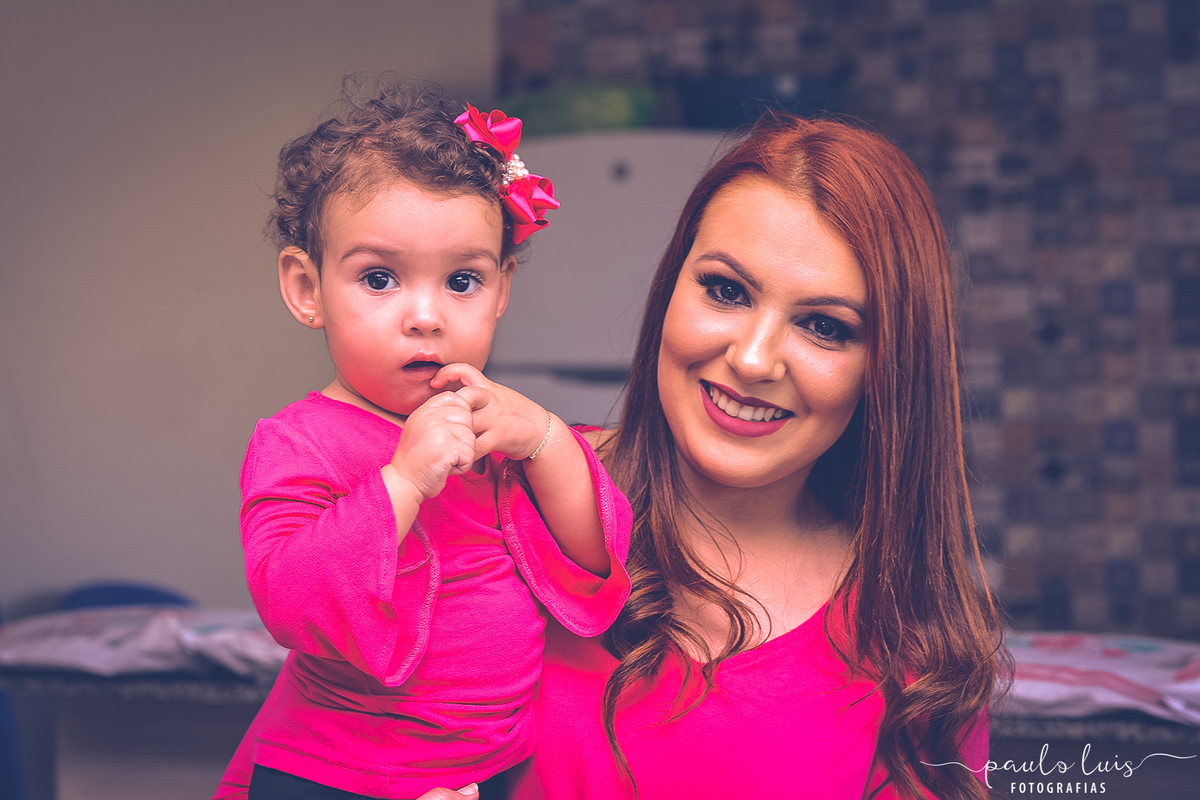 YASMIM NO COLO DA MAMÃE  ALESSANDRA 