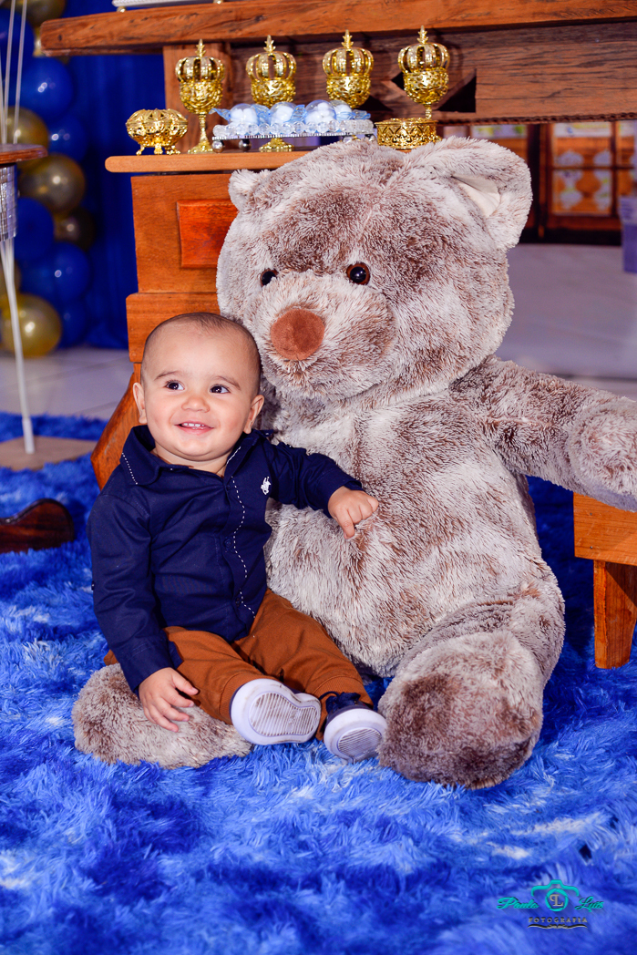 NICOLAS SENTADO NO SEU GRANDE URSO 