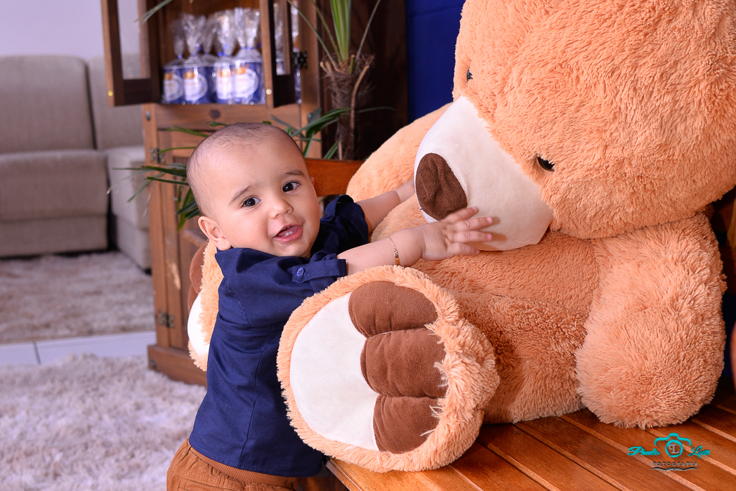 Nicolas brincando com seu urso de pelúcia 