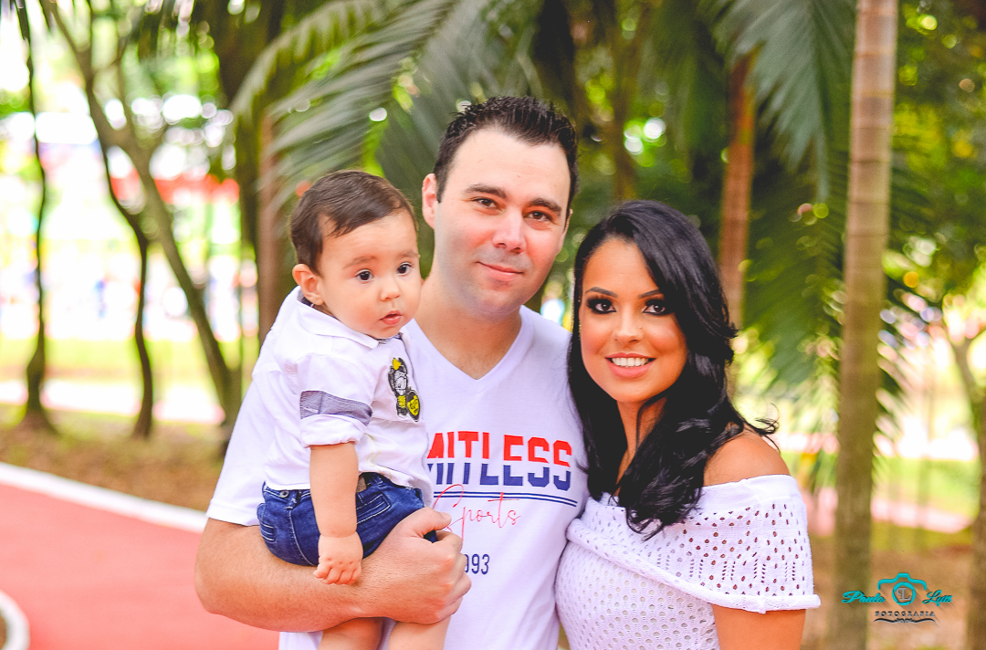 Papai e mamãe com Bernardo no colo .