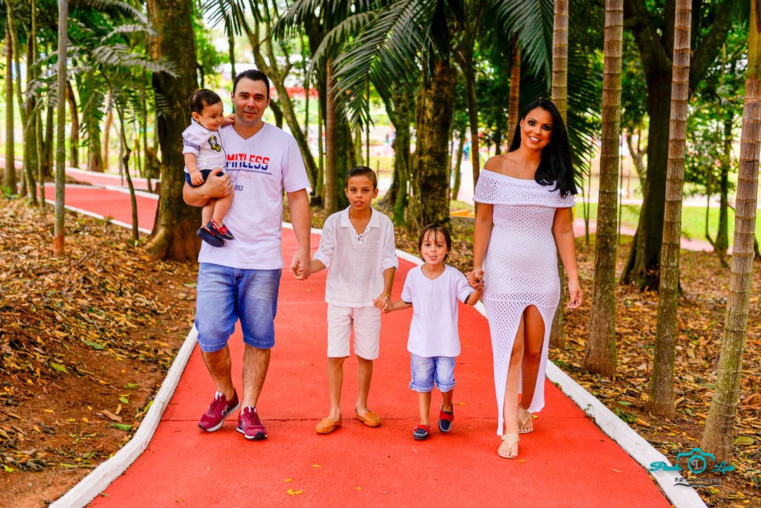 A  linda família caminhado 