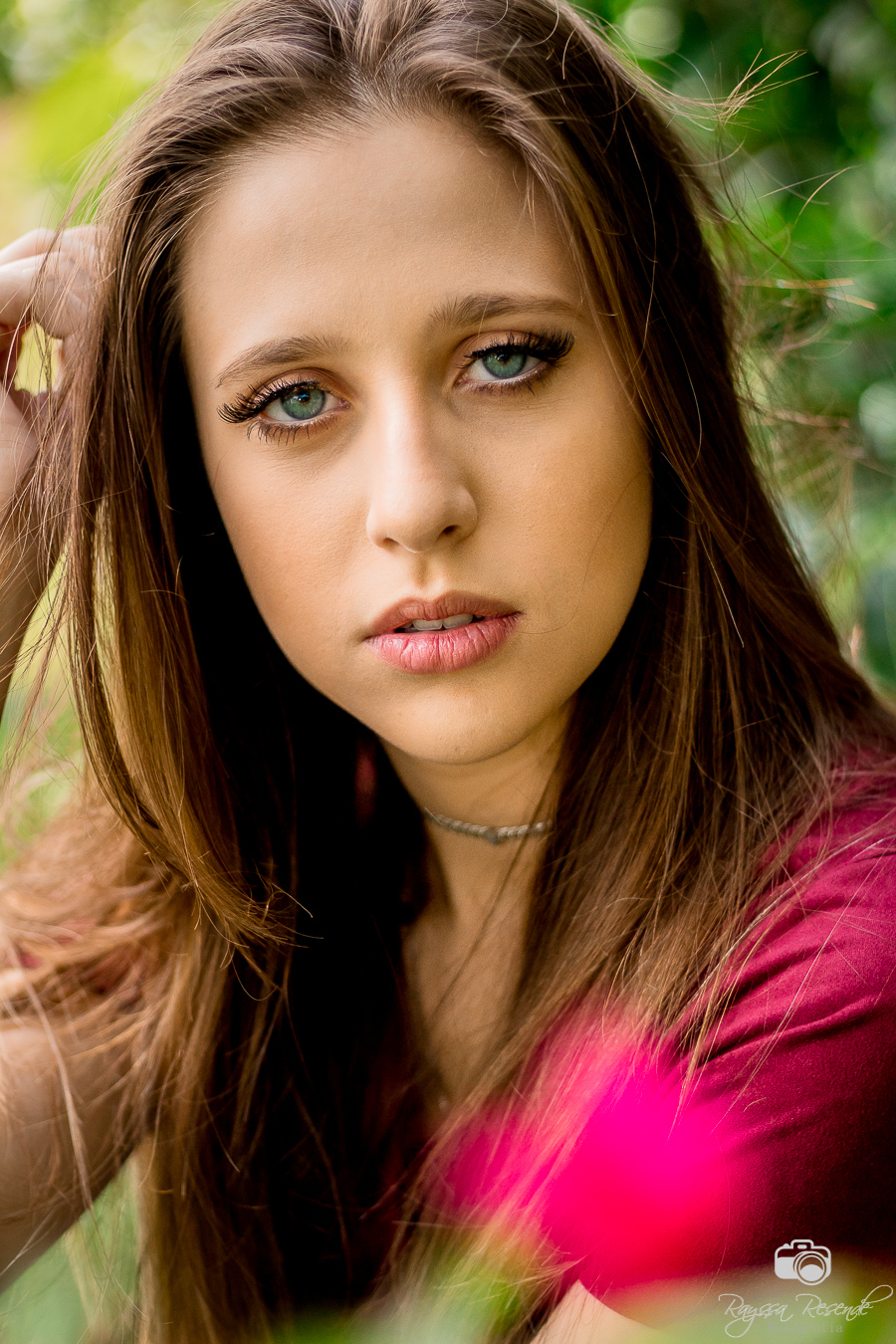 menina de olhos azuis modelo para ensaio fotográfico externo com flores rosas