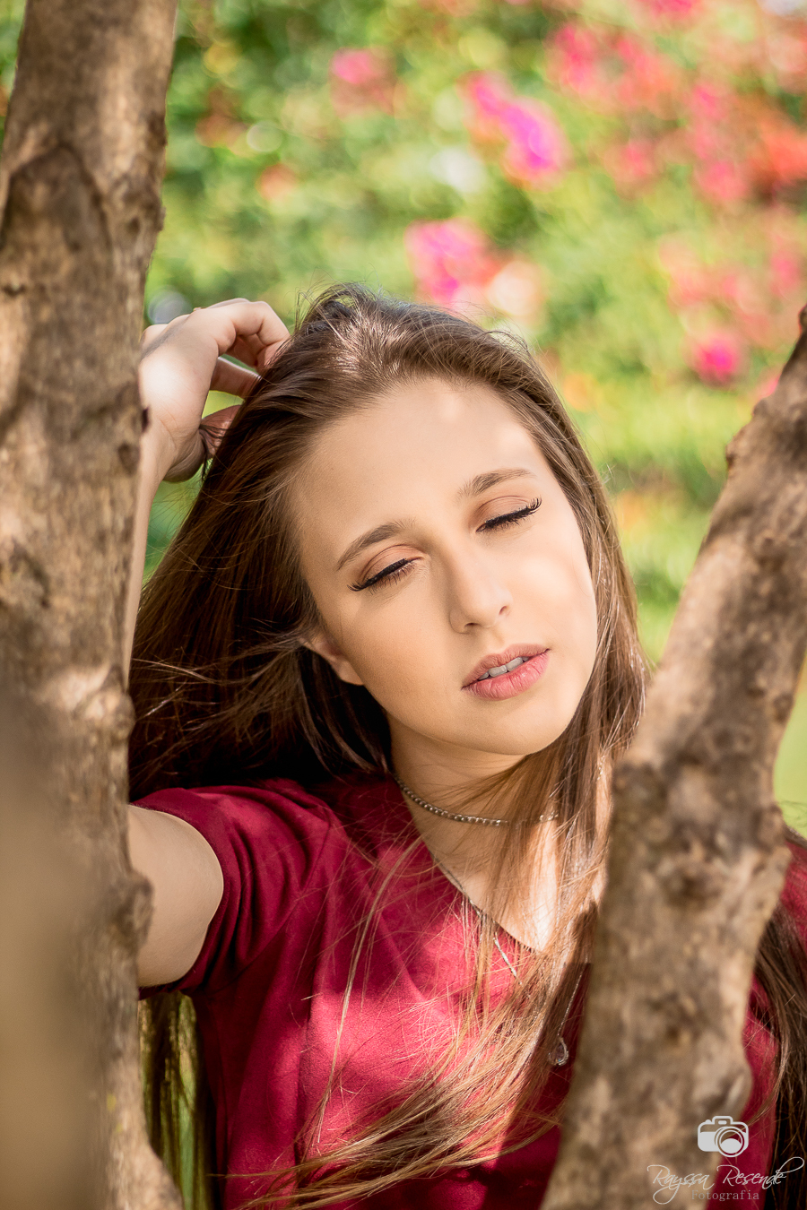 menina de olhos azuis modelo para ensaio fotográfico externo com flores rosas