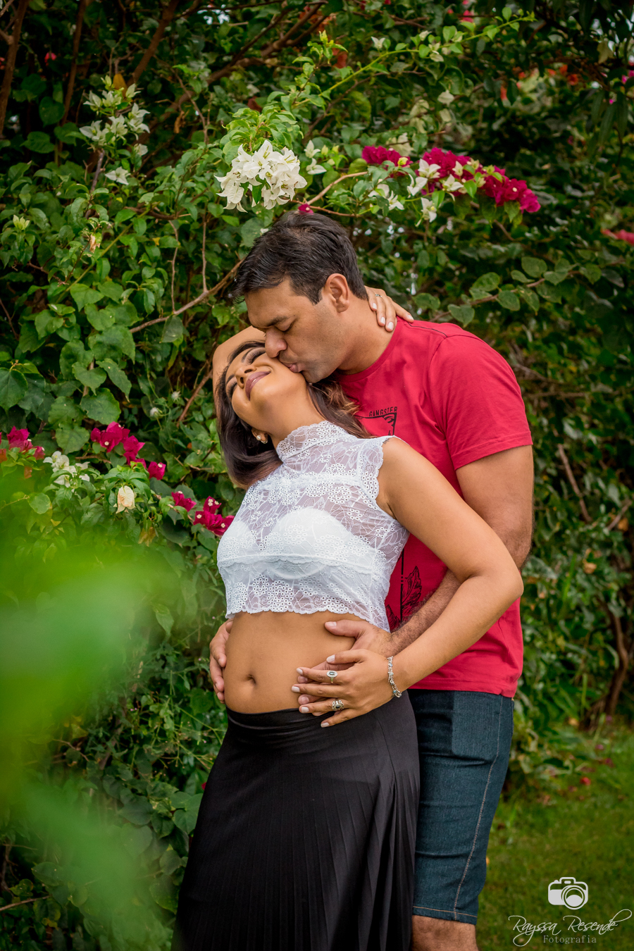 ensaio fotográfico de casal no campo de girassóis, céu azul, flores, girassol, casal, gestante