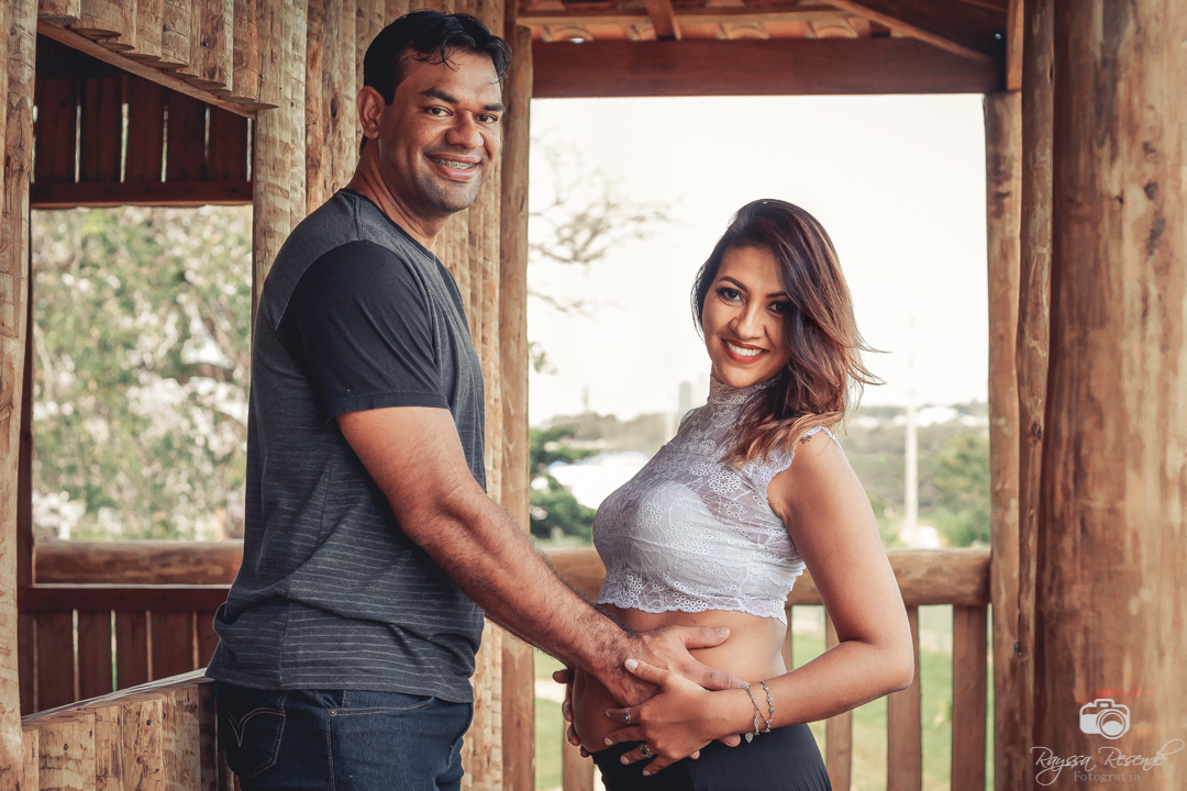 ensaio fotográfico de casal, fotos, gestante, flores, amor, fotografia, na janela, amor a dois