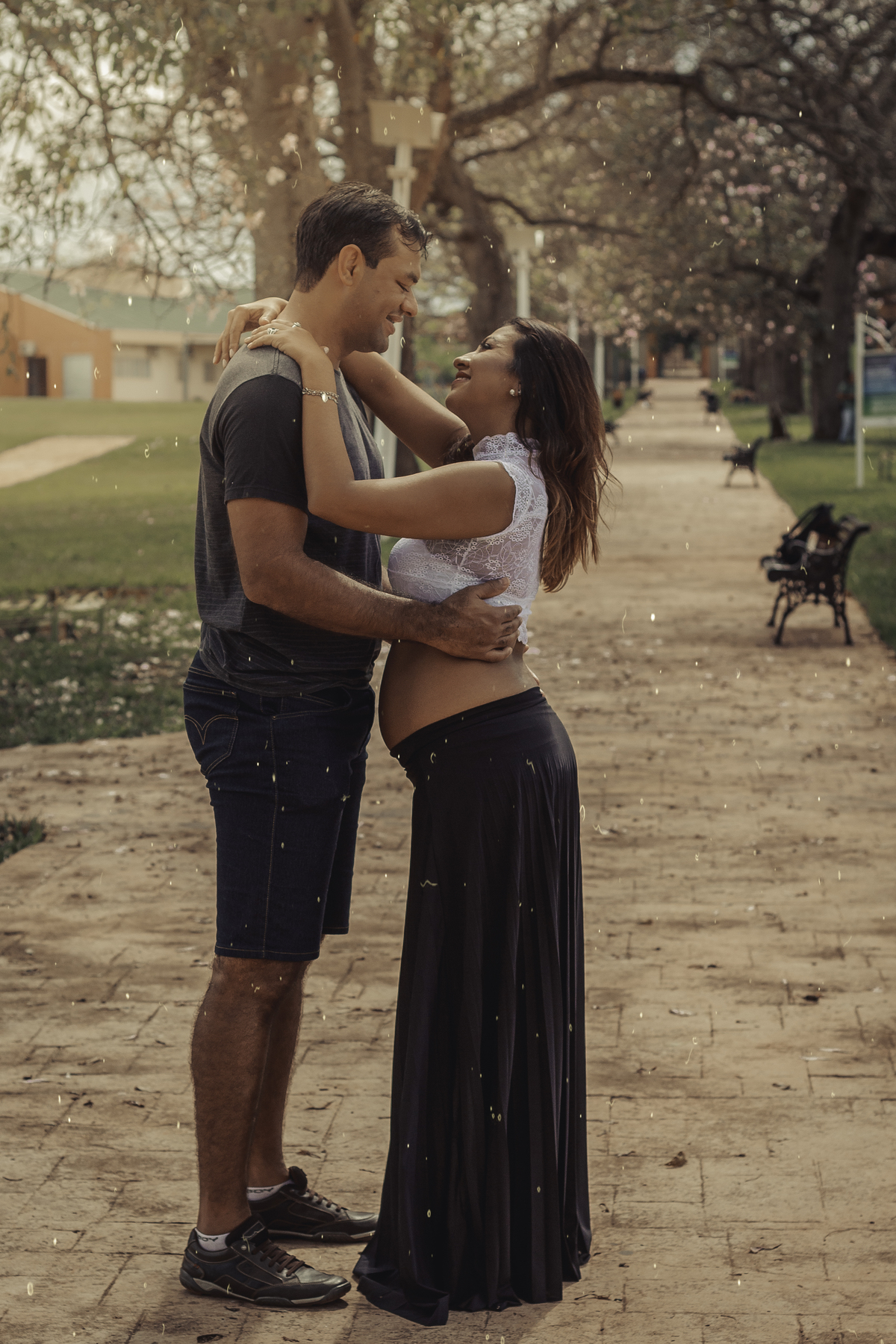 ensaio fotográfico de casal, fotos, gestante, flores, amor, fotografia, na janela, amor a dois