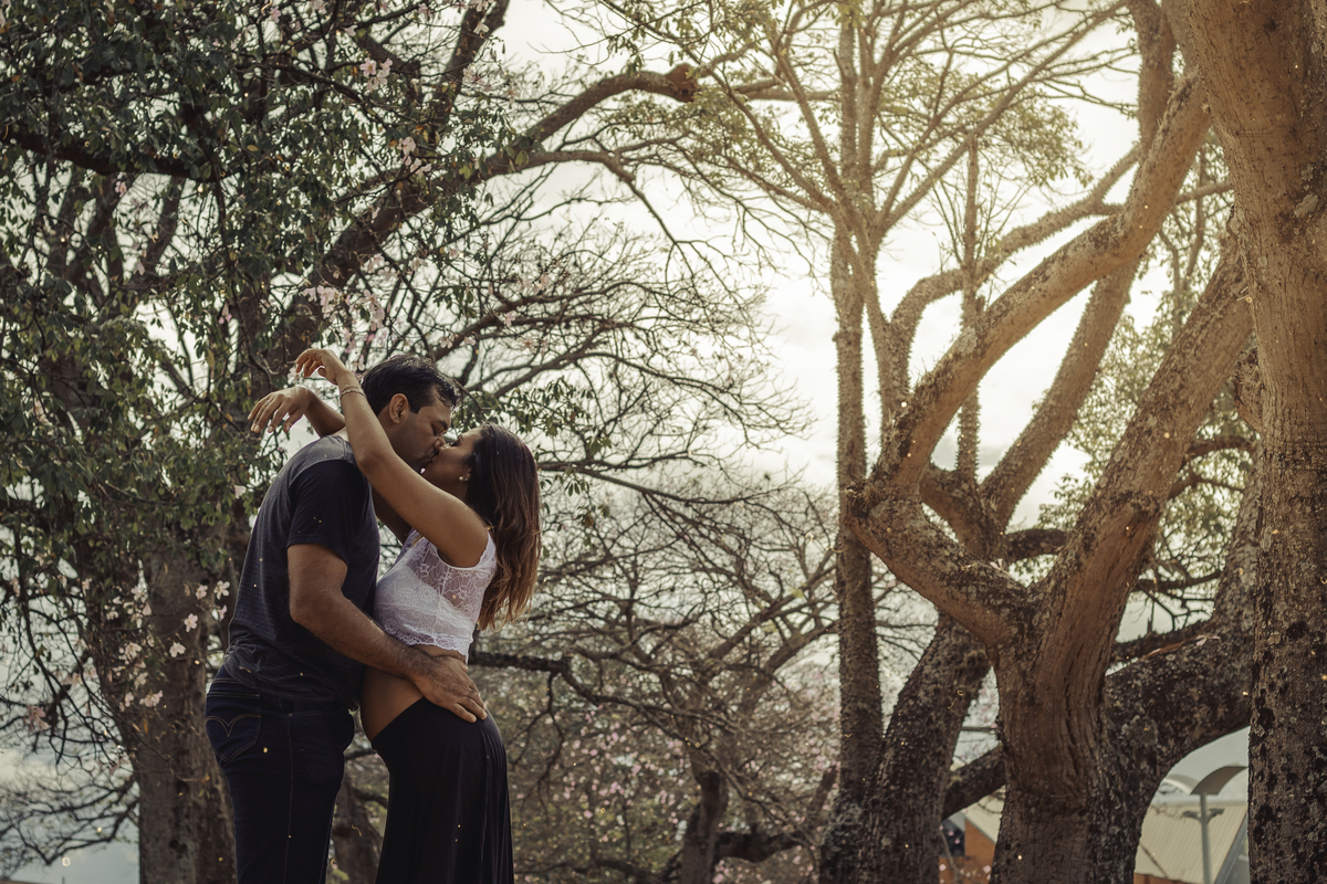 ensaio fotográfico de casal, fotos, gestante, flores, amor, fotografia, na janela, amor a dois, photoshop e lightroom
