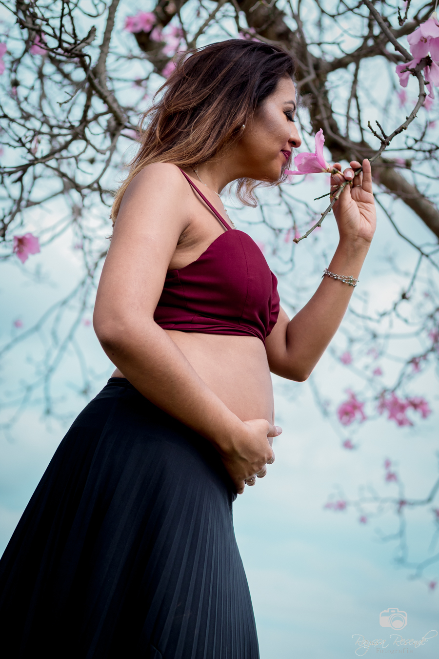 ensaio fotográfico de casal, fotos, gestante, flores, amor, fotografia, na janela, amor a dois