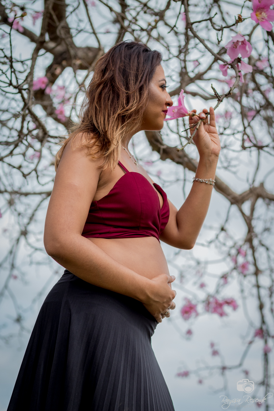ensaio fotográfico de casal, fotos, gestante, flores, amor, fotografia, na janela, amor a dois