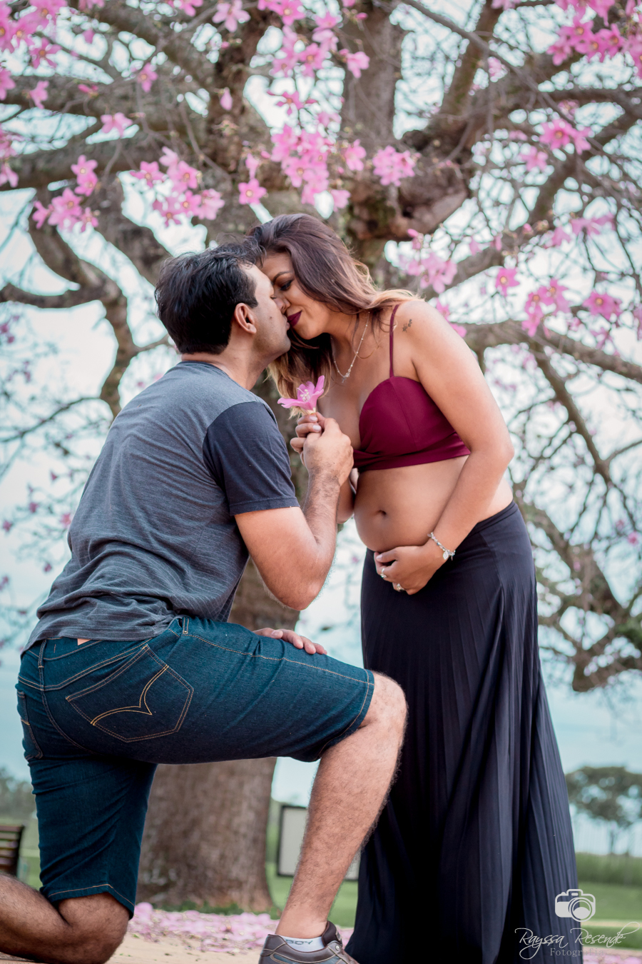ensaio fotográfico de casal, fotos, gestante, flores, amor, fotografia, na janela, amor a dois