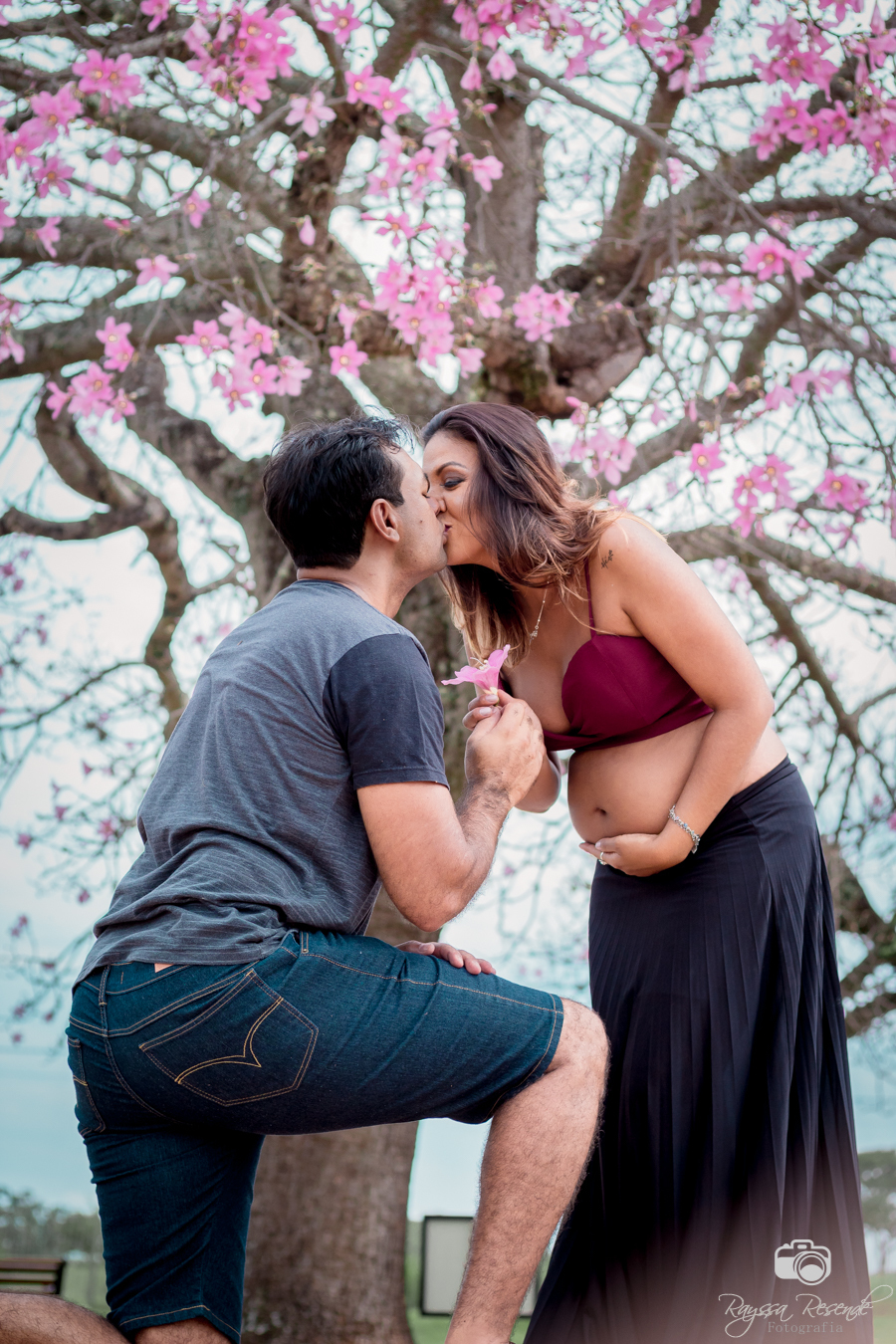 ensaio fotográfico de casal, fotos, gestante, flores, amor, fotografia, na janela, amor a dois