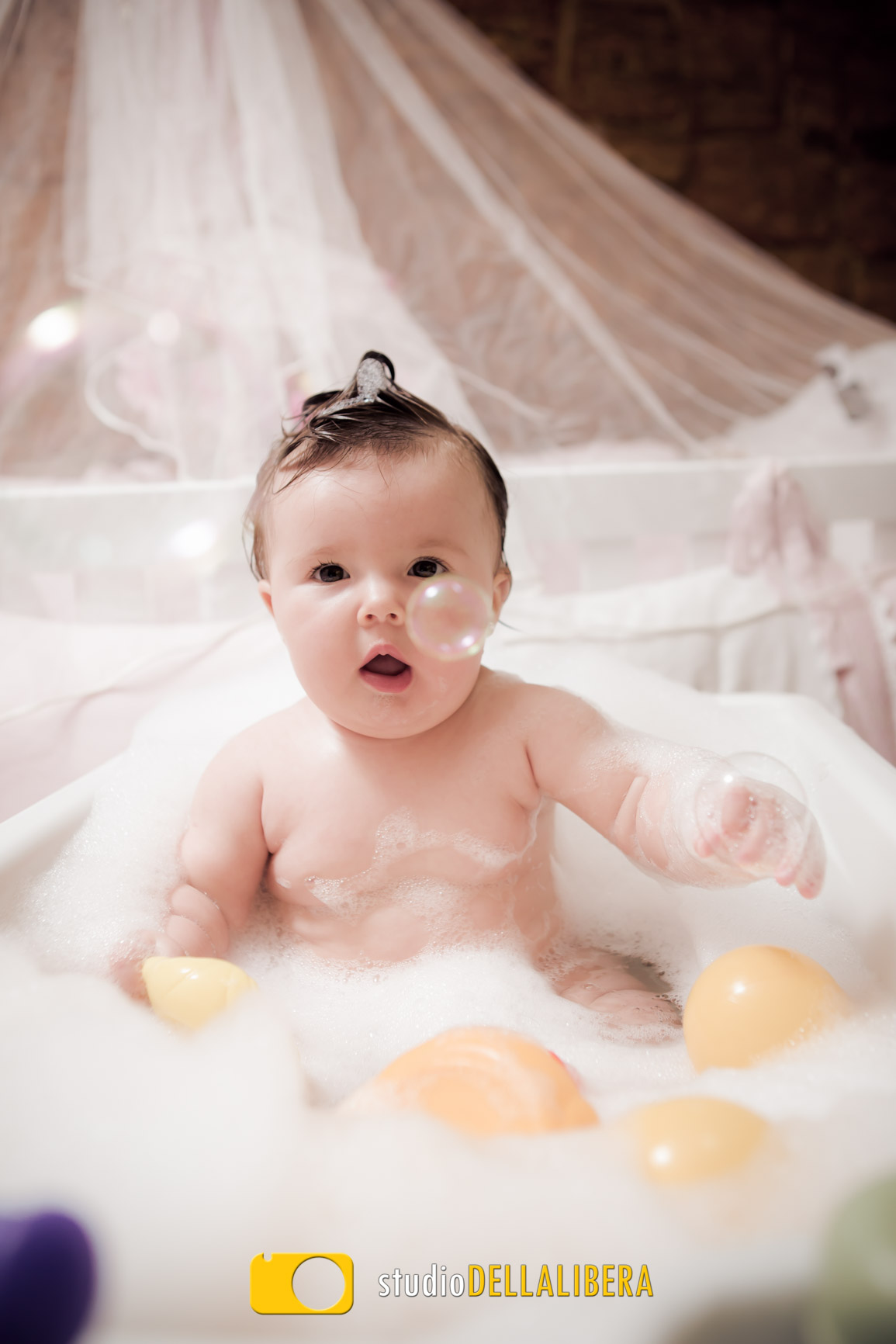 Luisa-bolinha de sabão-Bebê-New born-Sessão-Banho-Banheira-acompanhamento-Piracicaba-fotografo-studio-foto