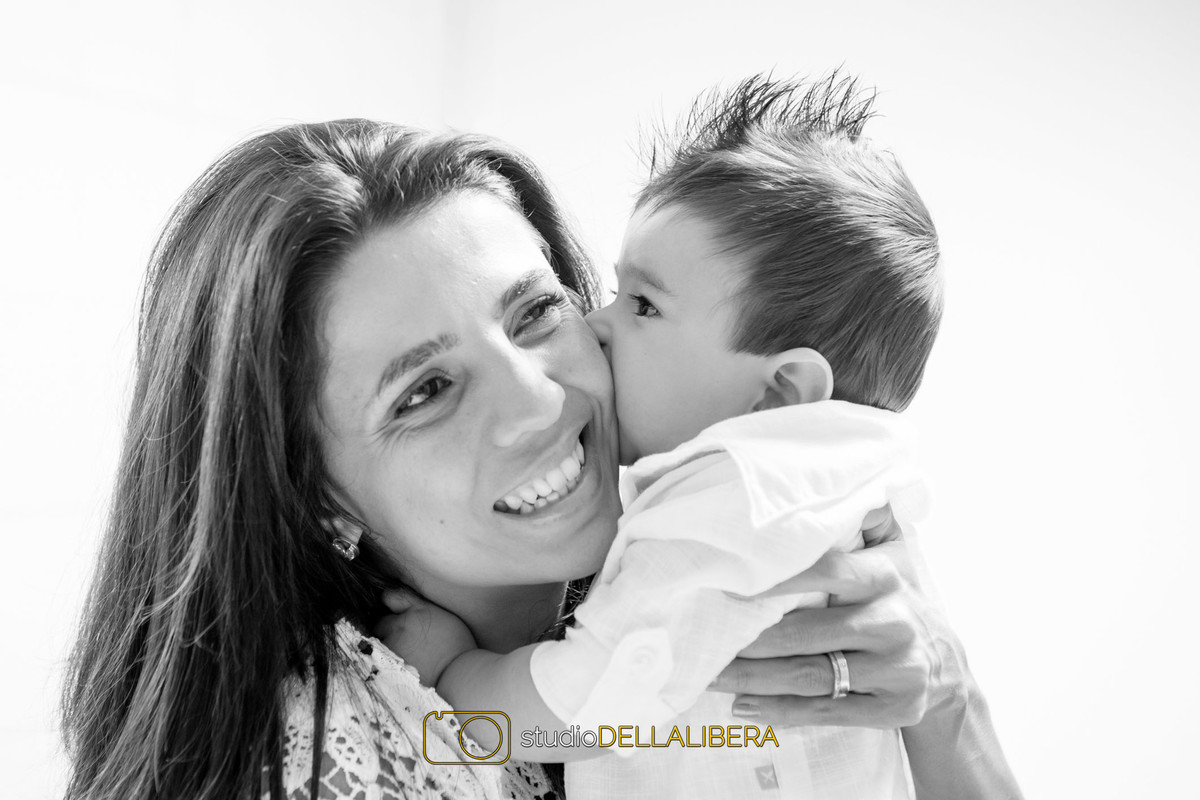 Filho-beija-Mãe-Sessão Studio-Piracicaba-Fotografa-Família-Bebê-Pics