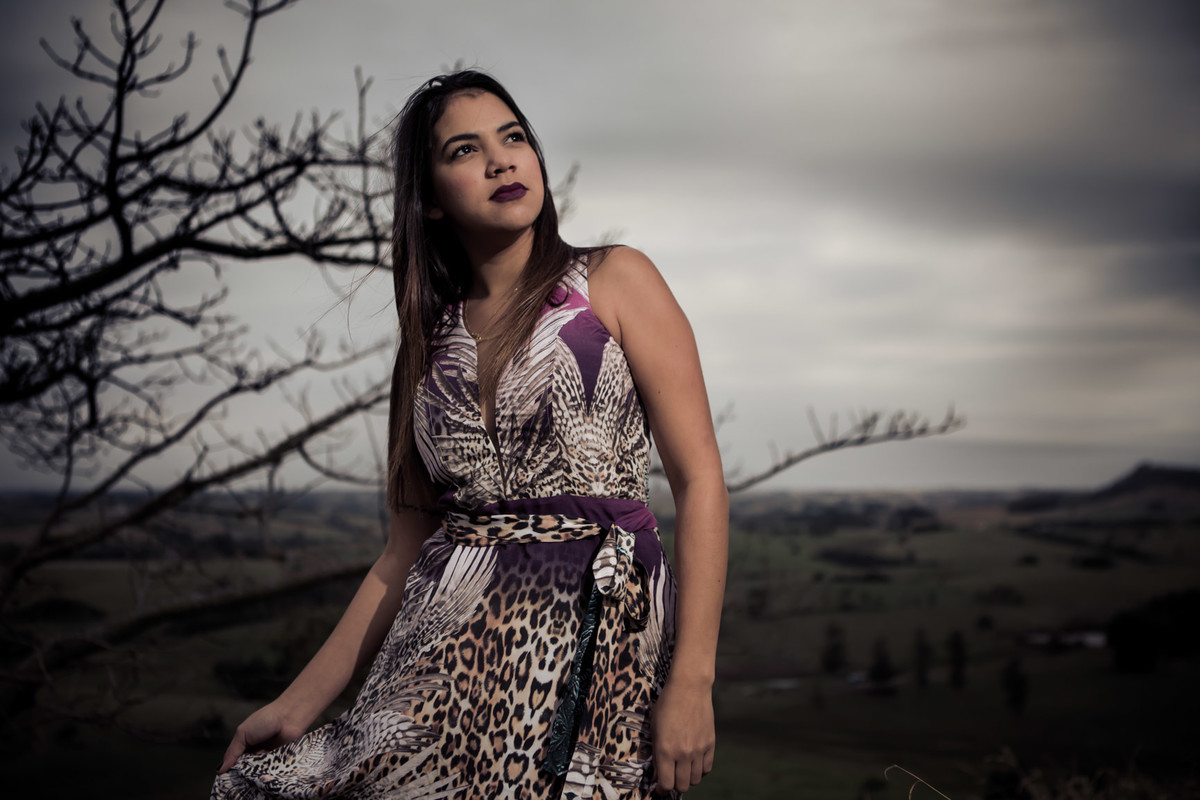 Brenda no alto da serra com vestido estampado