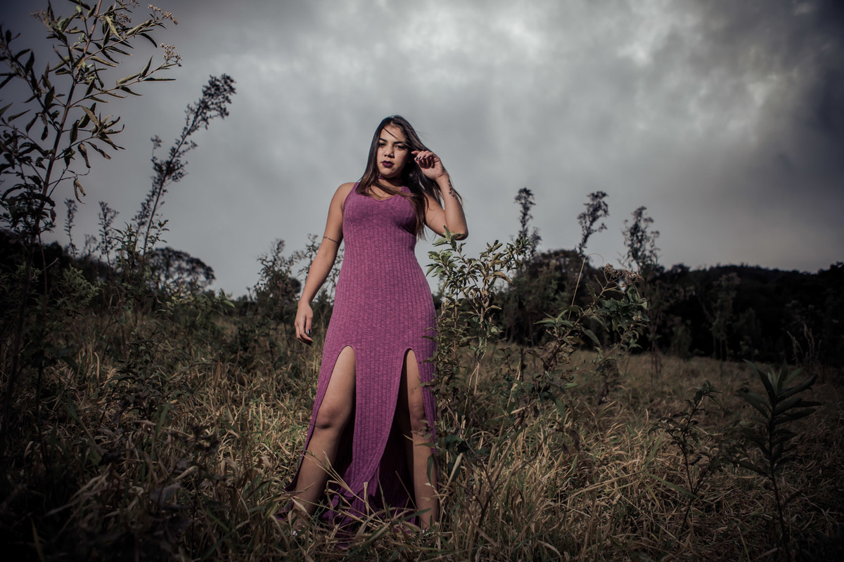Brenda com vestido roxo no alto da serra modelando para studioDELLALIBERA