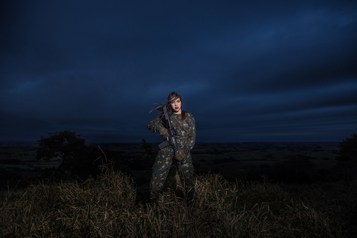 Final de tarde no topo da serra em Piracicaba com Brenda segurando arma de air soft roupa camuflada