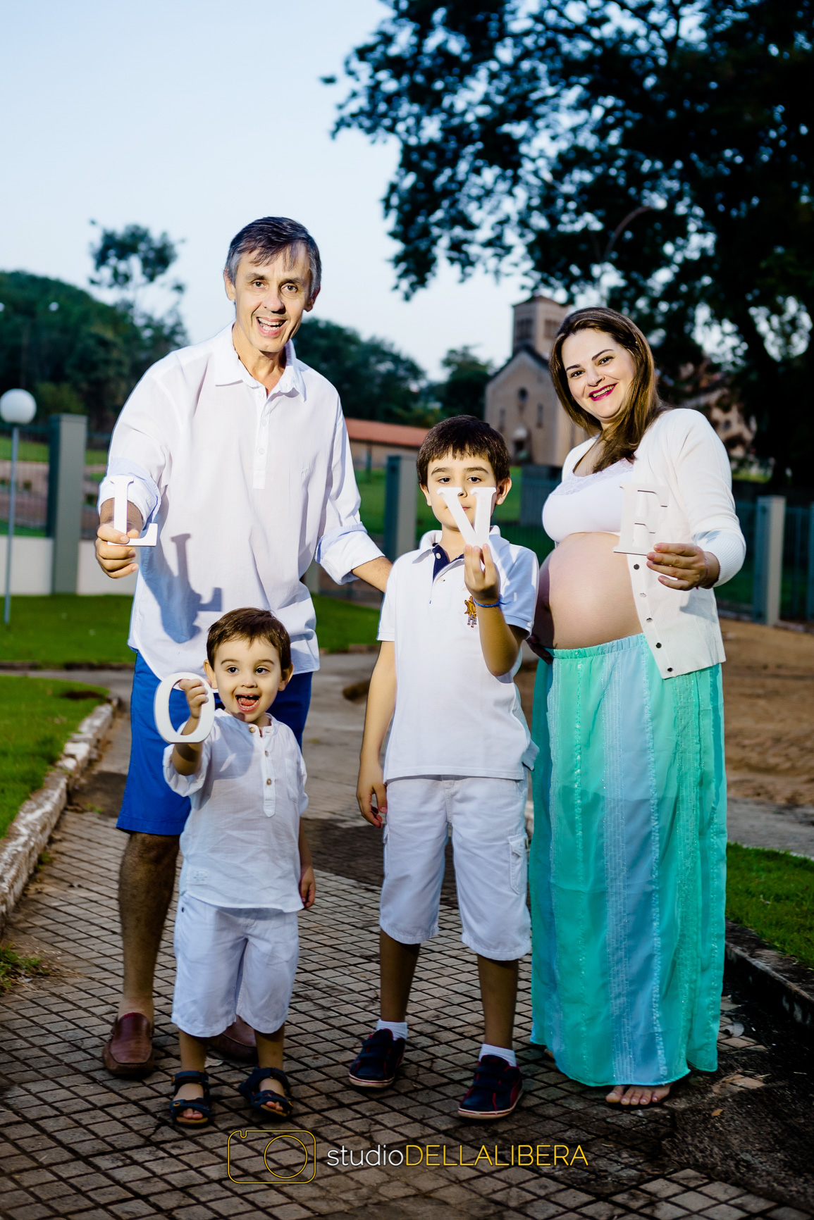 Sessão fotografica gestante Cristiane e Dimas Guilherme e Gabriel segurando a palavra love