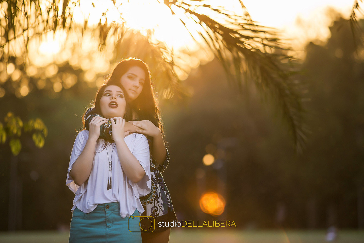 Laura dando gravata em Alanis mais uma brincadeira na sessão fotográfica de família feita pelo studioDELLALIBERA em Piracicaba-SP