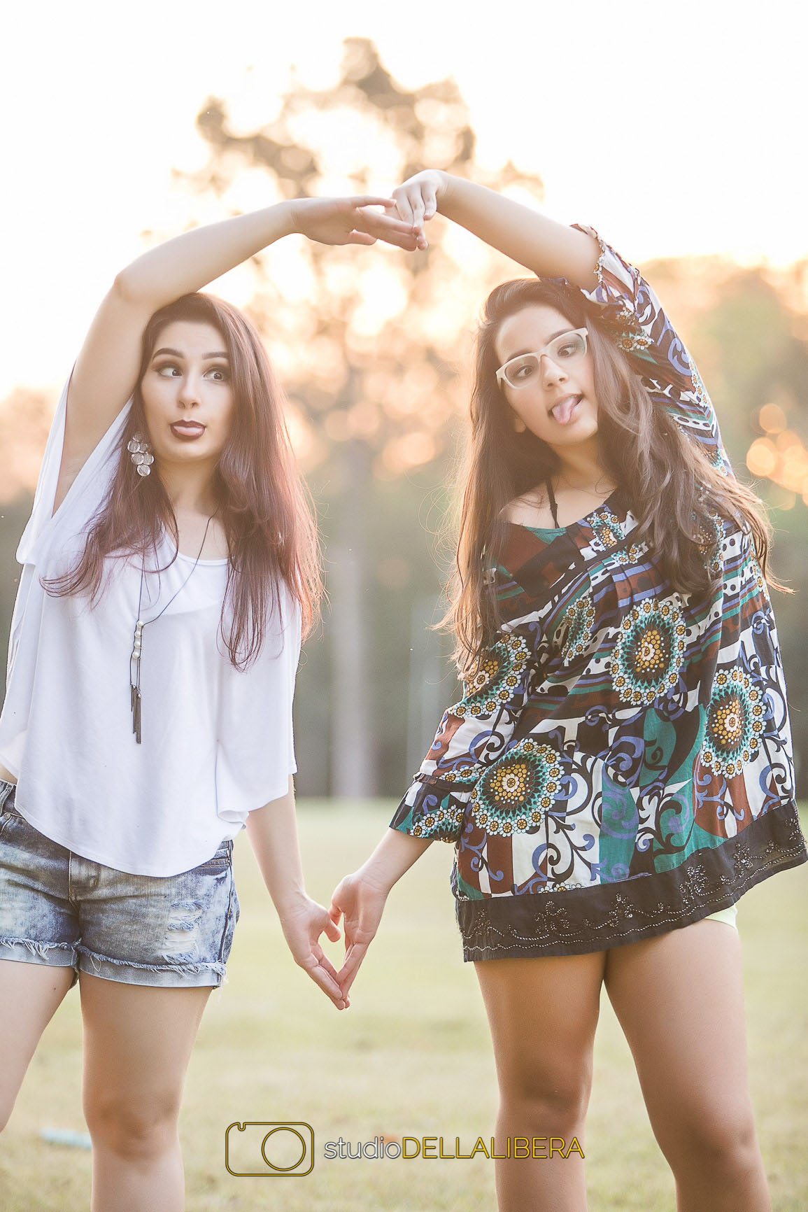E a diversão continuou na sessão fotográfica feita em Piracicaba SP agora as duas irmãs fazendo um coração com as mãos