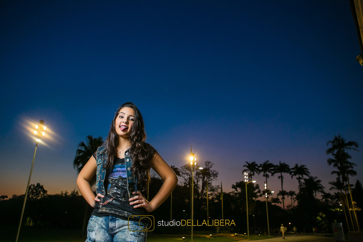 Laura com a lingua de fora em frente ao predio da Esalq no inicio da noite com lindo céu azul e coqueiros de fundo compondo a paisagem