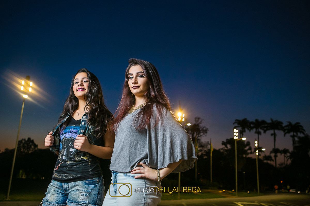 Sessão fotográfica em família com as duas irmãs com céu azul querendo anoitecer na  Esalq em Piracicaba SP