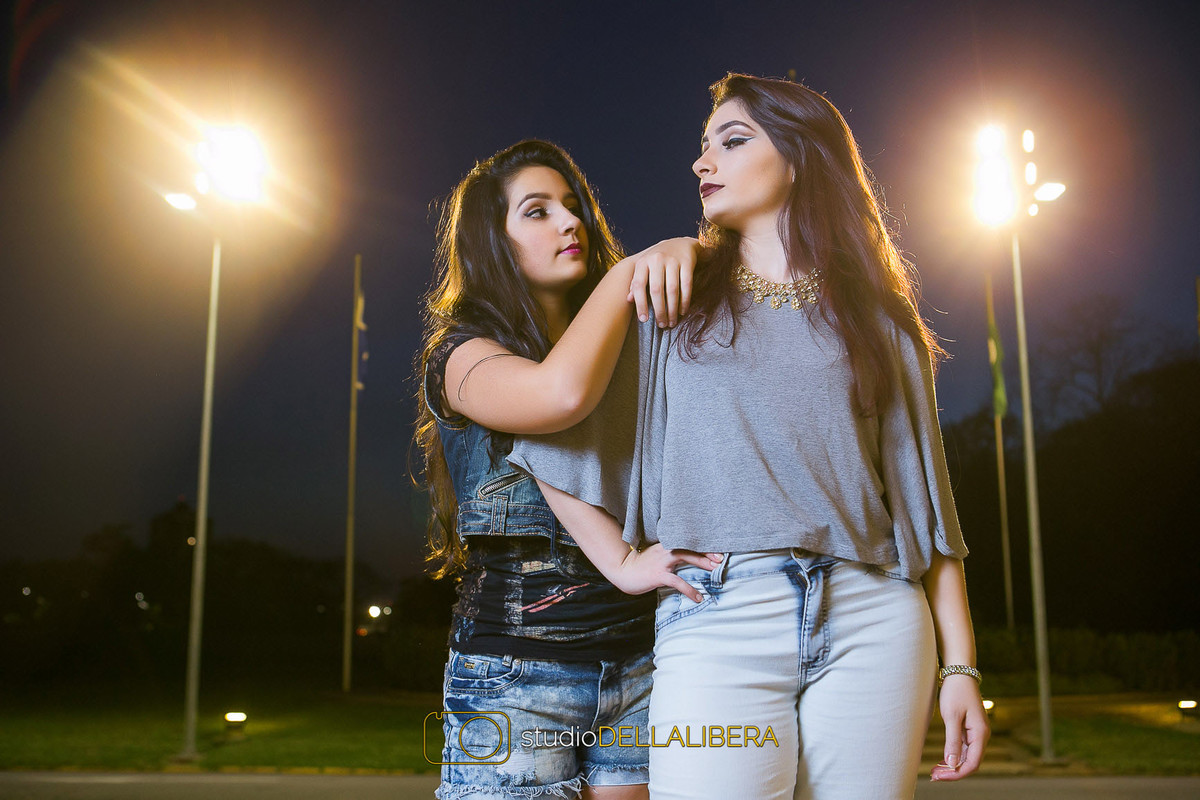 Laura debruçana no ombro da Alanis em sessão fotogáfica das irmãs em Piracicaba SP