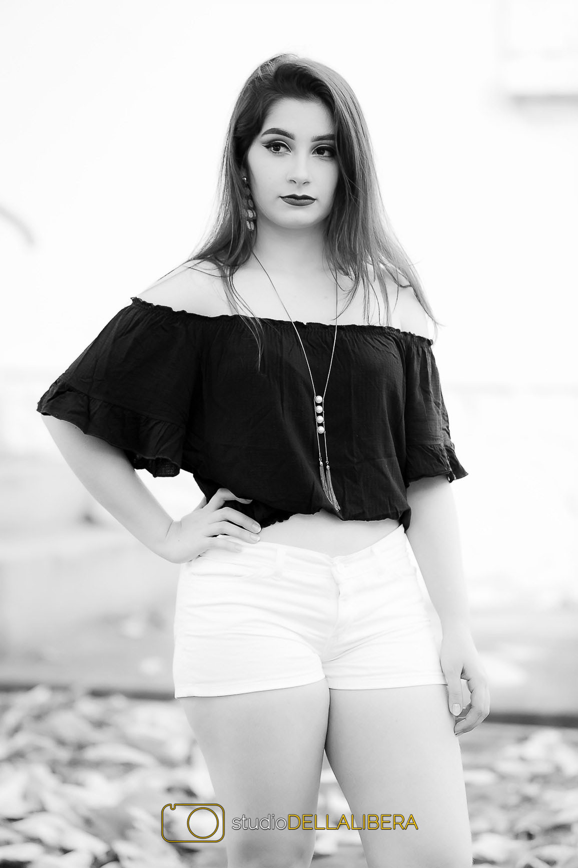 Modelo Alanis em foto pb com shorts e top