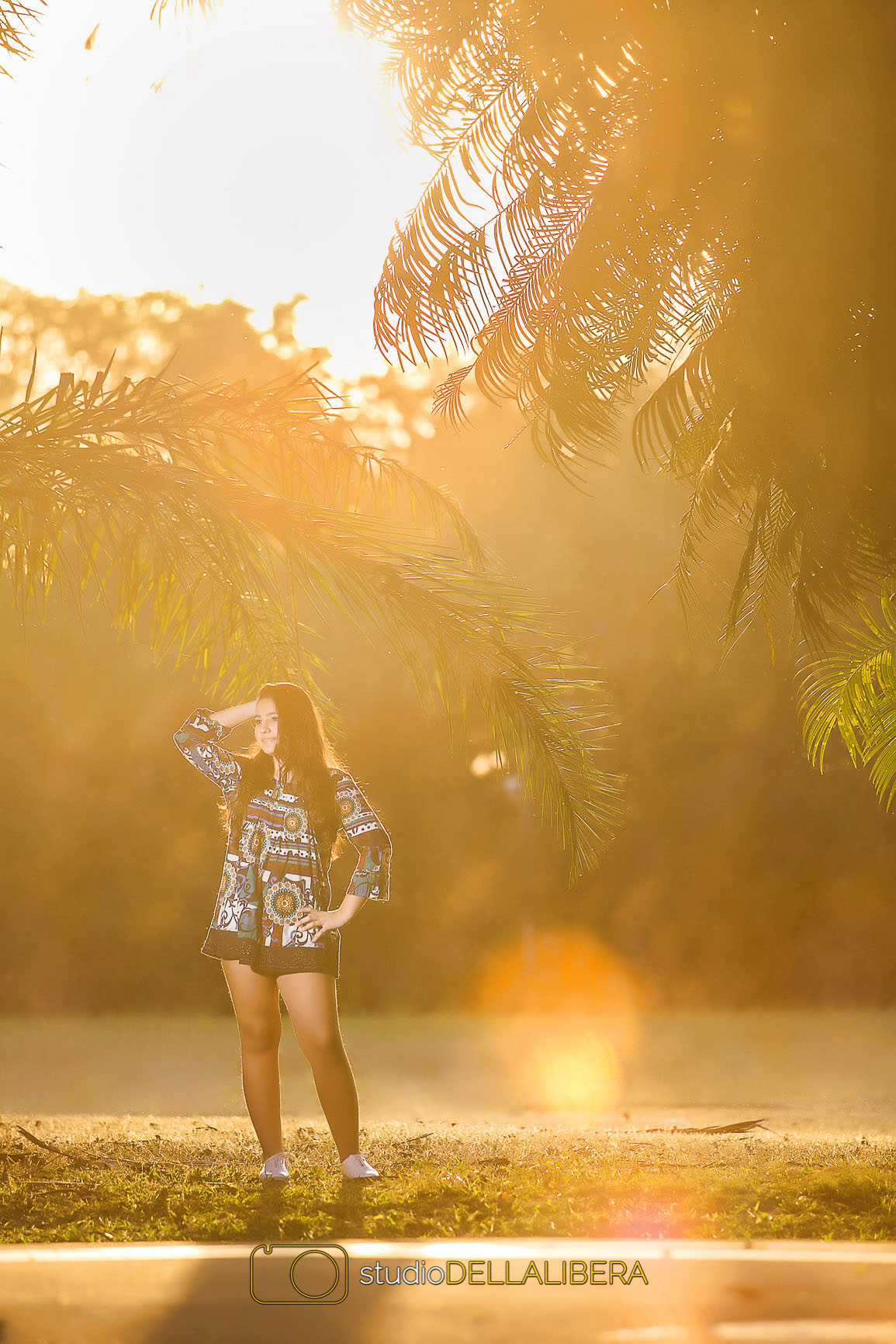 Laura modelando na Eslq com coqueiros em volta no por-do-sol em Piracicaba-SP