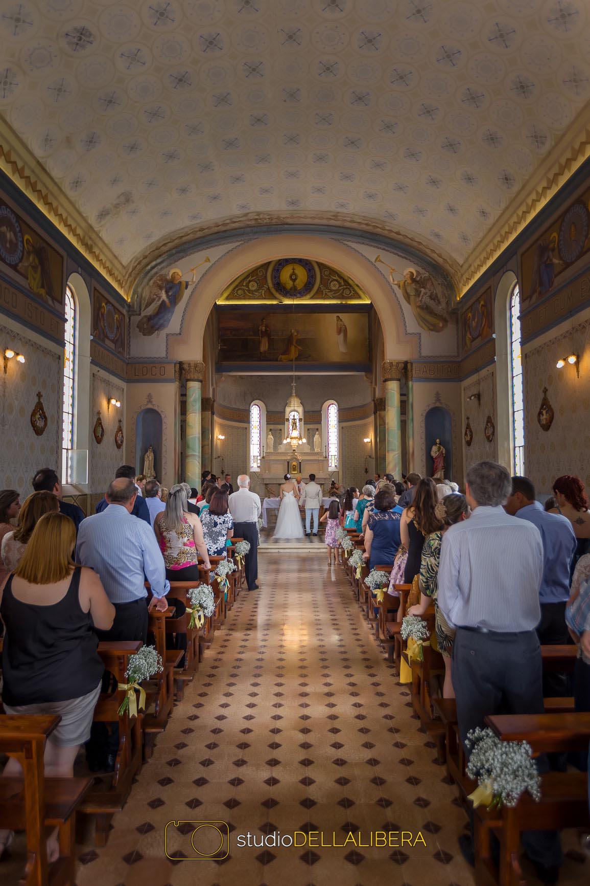 Igreja Monte Alegre em Piracicaba fotografado do fundo onde pega toda a igreja com os noivos no altar