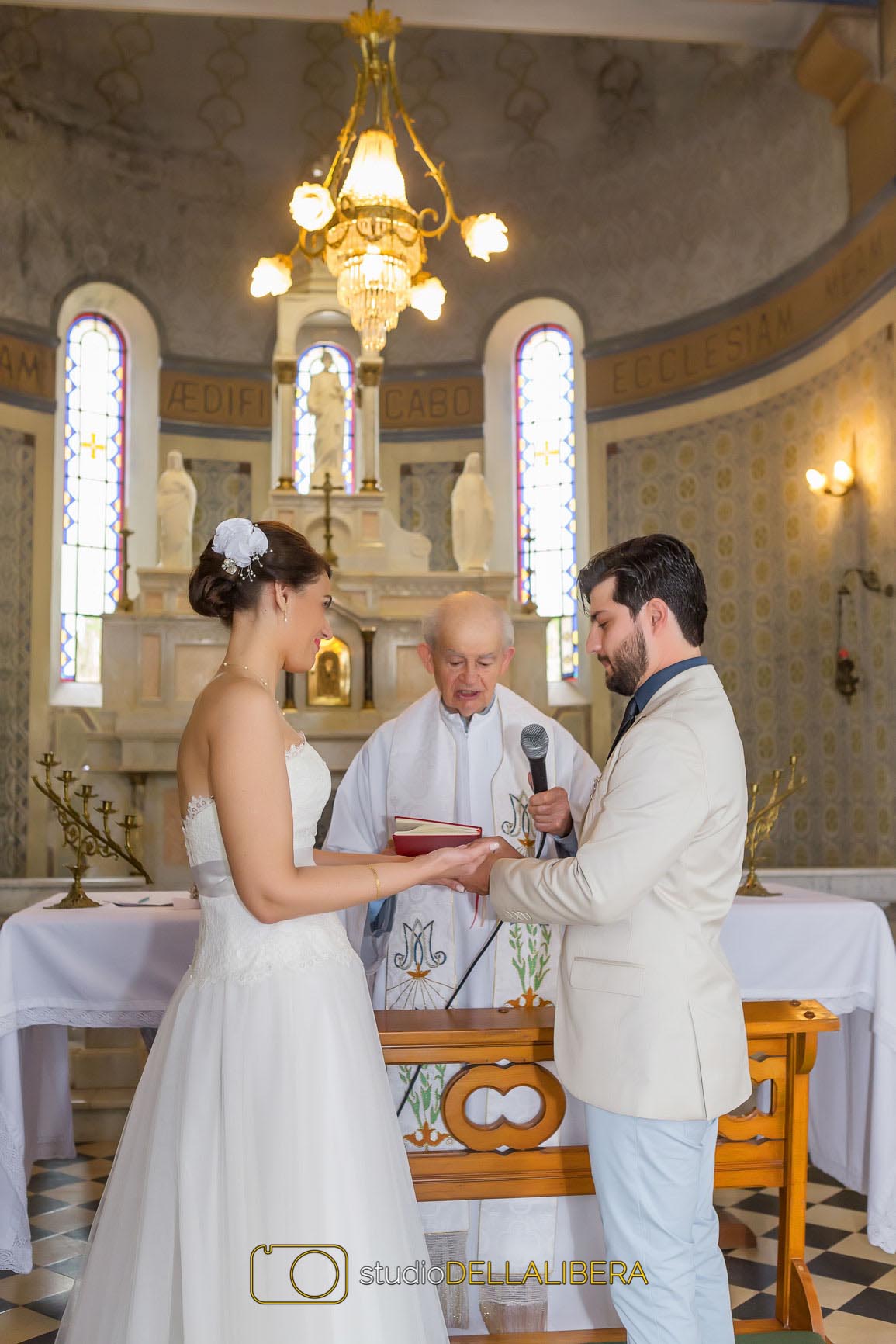 Momento da troca de alianças entre os noivos Pricila e Adones no altar da igreja do Monte Alegre em Piracicaba com as fotos do fotografo de casamento
