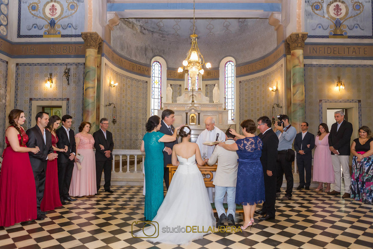 Momento da benção no casamento com os pais dos noivos com as mãos estendidas para o casalno casamento realizado em Piracicaba na Igreja Monte Alegre Piracicaba-SP
