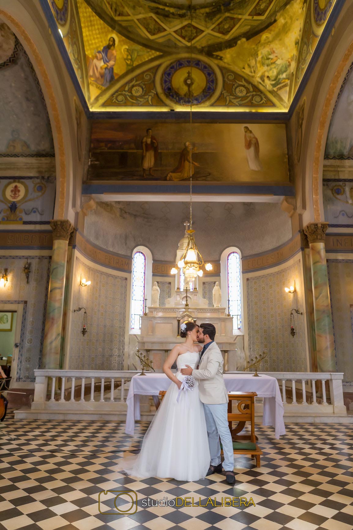 Beijo dos noivos no altar na saida da igreja Monte Alegre em Piracicaba SP
