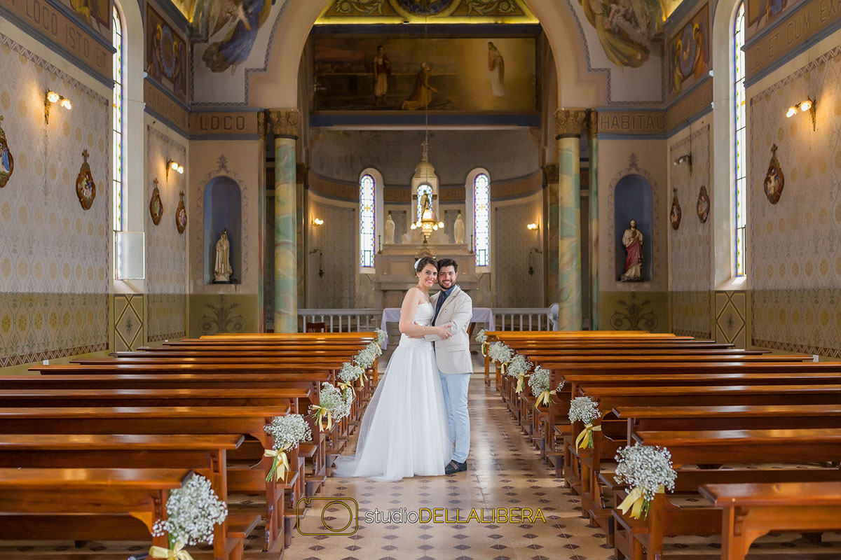 Casal no corredor da Igreja Monte Alegre em sessão fotográfica