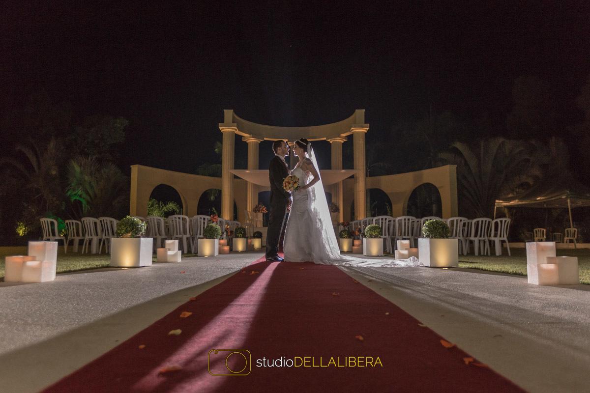 sessão fotografica dos noivos em Nova Odessa SP no corredor de saida do phaternon eventos com beijo dos noivos e luz vindo ao fundo