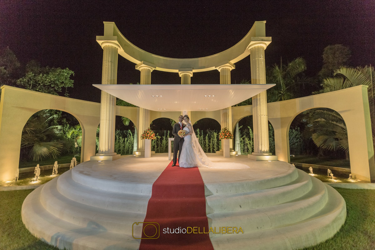 noivos na sessão de fotos no altar da cerimonia no pathernos em Nova Odessa SP