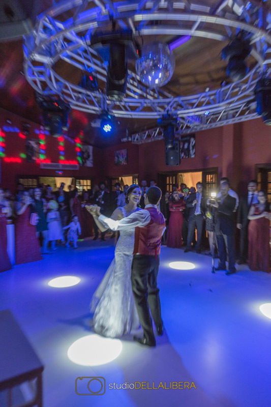 Noivos dançando valsa em casamento em Nova Odessa com fotografo de casamento aproveitando a iluminação da pista de dança da chácara Vó Dina para fazer as melhores fotos de casamento realizado em Nova Odessa