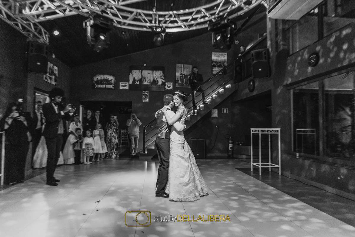 Noivos dançando em casamento em Nova Odessa com fotografo de casamento aproveitando a iluminação da pista de dança da chácara Vó Dina para fazer varias fotos em colorido e PB, 
