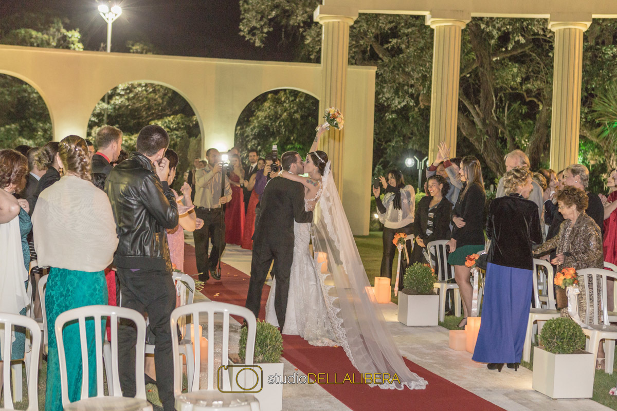 Beijo dos noivos no final do corredor após acabar a cerimonia no pathernon eventos em Nova Odessa com aplausos dos padrinhos ao fundo