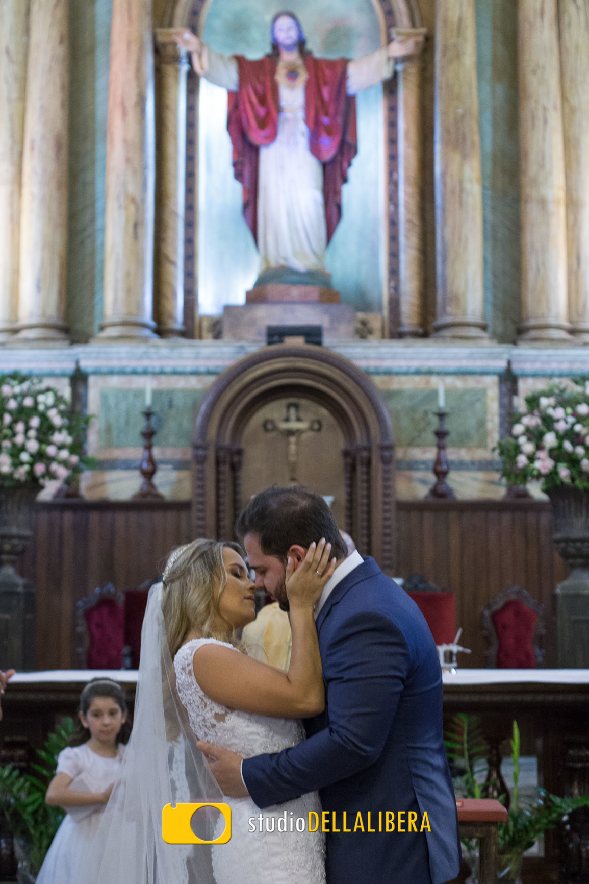 Noivos se beijando no altar da igreja dos frades logo após lerem os votos 