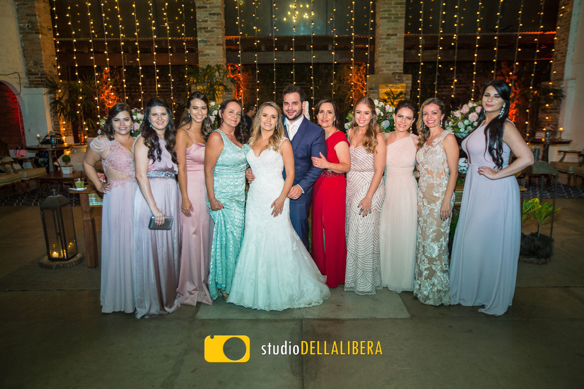 Casal posando para fotos tradicionais noivos e madrinhas na recepção do espaço Zara em Piracicaba SP