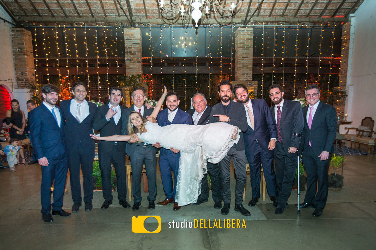 Noiva sendo carregada pelo noivo e Padrinhos do casamento no espaço Zara em Piracicaba SP