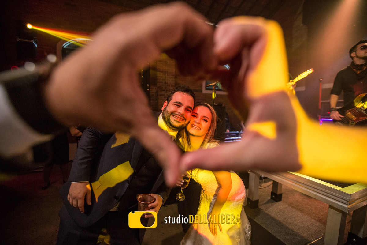 Convidados fazendo coraçãozinho com para os noivos que estavam dançando na festa de casamento que aconteceu no espaço Zara