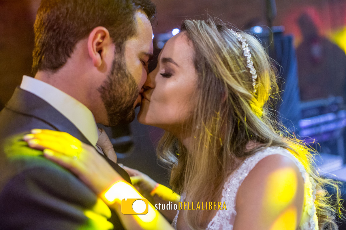 Beijo dos noivos na festa de casamento que foi agitação pura 